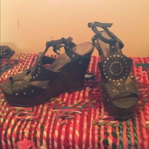 Super cute wedges. Can no longer wear heals.